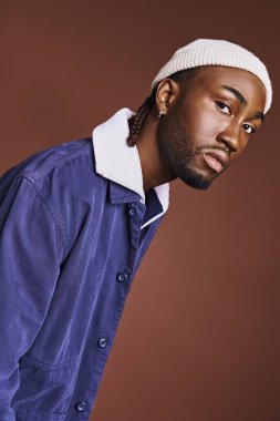 Mavi gömlekli ve beyaz şapkalı yakışıklı Afro-Amerikan bir adam..