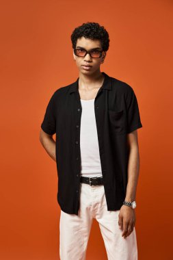 Güneş gözlüklü Afrikalı Amerikalı adam poz veriyor..