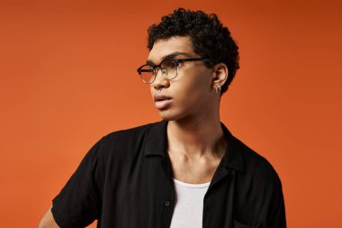 Beyaz gömlekli ve güneş gözlüklü yakışıklı adam.