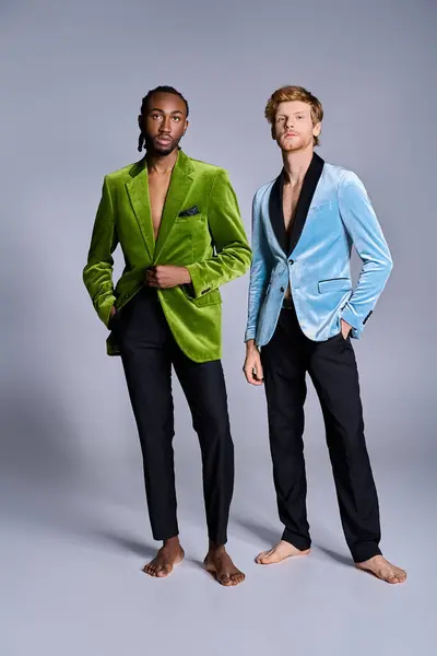 两个穿着时髦西装的优雅的多文化男人肩并肩地站在一起 — 图库照片