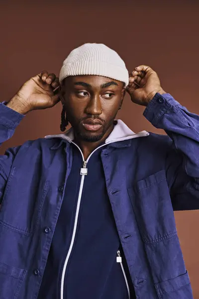 Kjekk Ung Afroamerikansk Mann Med Blå Jakke Hvit Hatt – stockfoto