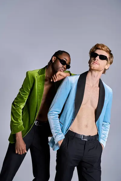 Zwei Multikulturelle Männer Stylischen Jacken Und Sonnenbrillen Posieren lizenzfreie Stockfotos