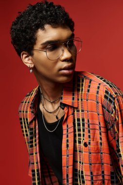 Gözlüklü ve ekose gömlekli yakışıklı Afro-Amerikan adam..