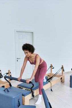 Pembe elbiseli zarif kadın, beceri ve incelik..