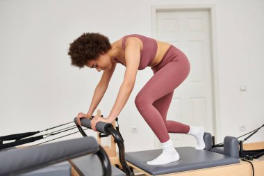 Çekici kadın zarif bir şekilde egzersiz yapıyor..