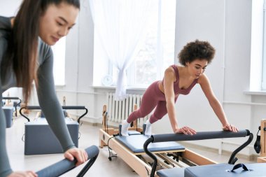 Çekici kadın arkadaşının yanında yoğun egzersiz yapıyor..