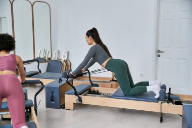 Kadınlar zarif bir şekilde birlikte egzersiz yapıyor, pilates yapıyor..