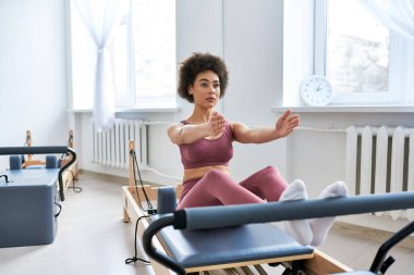 Egzersiz rutinine odaklanan kadın, pilates....