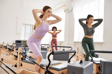 Spor salonundaki bir grup kadın çeşitli egzersiz ve aktivitelere katılıyorlar..