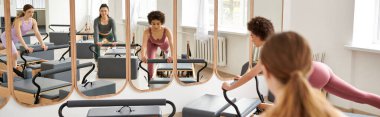 Sportif kadınlar spor salonunda pilates yapar..