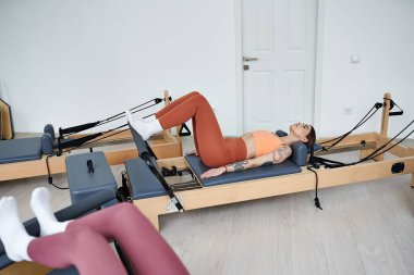 Spor salonunda pilates yapan atletik kadınlar..