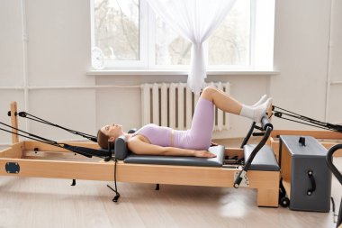 Sportif bir kadın huzur içinde dinlenme odasında egzersiz yapıyor..