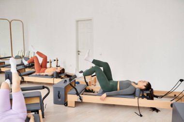 Spor salonunda pilates yapan çekici kadınlar..