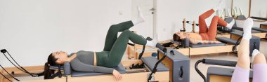 Spor salonunda pilates yapan kadınları cezbediyor..