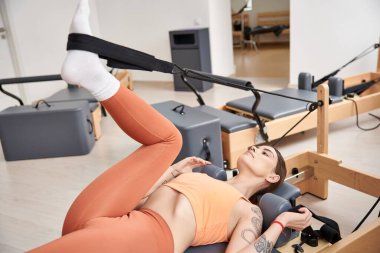 Pilates dersindeki atletik kadın.