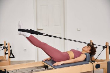 Pilates dersinde çekici bir kadın..