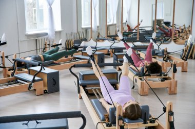 Spor salonunda pilates yapan bir grup güzel kadın..