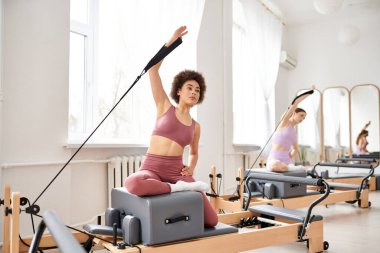 Kadınları pilates kursuna çekmek, esneklik ve çekirdek kuvvete odaklanmak..