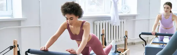 Woman Pink Tank Top Leggings Performs Exercises Next Her Friend — Stockfoto