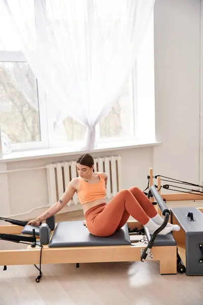 Pilates Dersi Sırasında Sportif Bir Kadın — Stok fotoğraf
