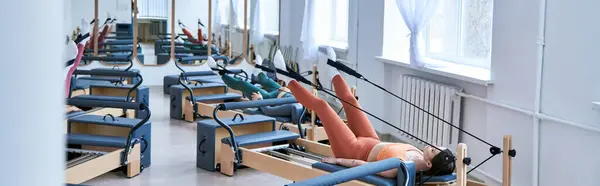 Sportos Nők Gyakorlása Pilates Óra Alatt — Stock Fotó