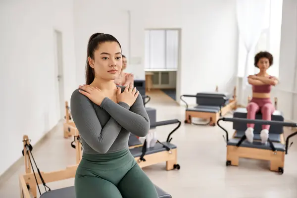 Pilates Dersi Sırasında Spor Yapan Formda Kadınlar — Stok fotoğraf