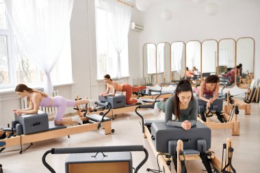 Spor salonunda dinamik bir pilates seansına katılan aktif kadınlar..