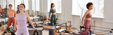 Spor salonunda pilates yapan kadınlar..