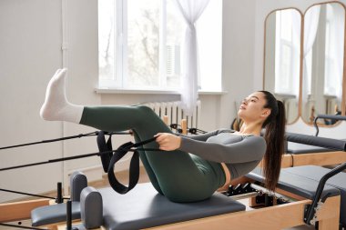 Sportif kadın pilates dersinde aktif olarak pratik yapıyor..