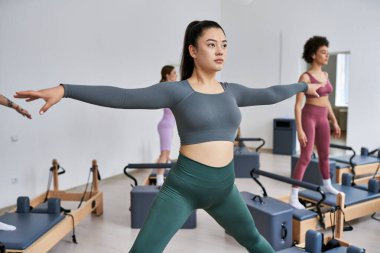 Canlı pilates kursuna katılan bir grup güzel ve sportif kadın..