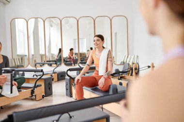 Kadınların pilates dersinde birlikte zaman geçirmesi, dinlenmesi..