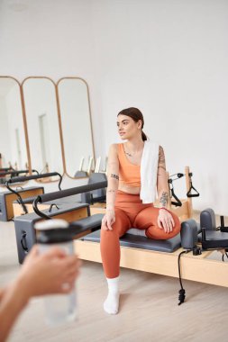 Atletik kadınlar pilates dersinde birlikte vakit geçirip rahatlıyorlar..