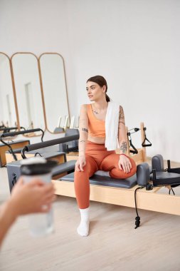 Sportif kadınlar pilates dersinde birlikte vakit geçirip rahatlıyorlar..