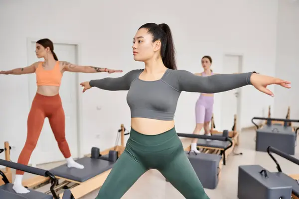 Vackra Sportiga Kvinnor Gympaklass Deltar Entusiastiskt Pilateslektion — Stockfoto