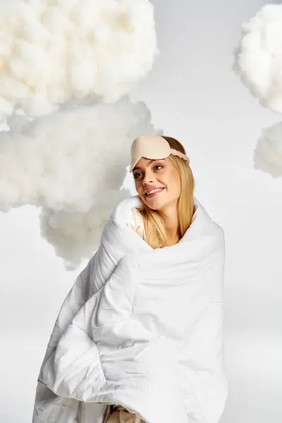 Dreamy Blonde Woman Cozy Pyjamas Smiles While Wrapped Blanket — Foto de Stock
