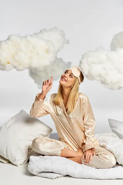 Mujer Rubia Pijama Acogedor Rodeado Nubes — Foto de Stock