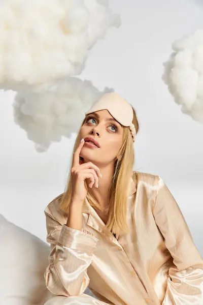 Verleidelijke Vrouw Gezellige Pyjama Omringd Door Wolken — Stockfoto