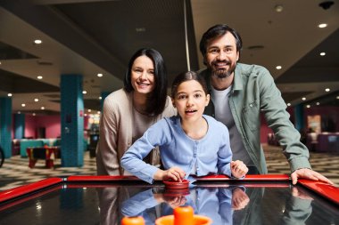 Neşeli bir aile coşkulu bir hafta sonu alışveriş merkezlerinde hokey oynuyor..