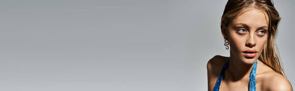 Потрясающая блондинка в шикарном купальнике излучающая изящную элегантность.