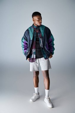 Şık ceketli, şortlu, kendine güvenen yakışıklı bir adam..