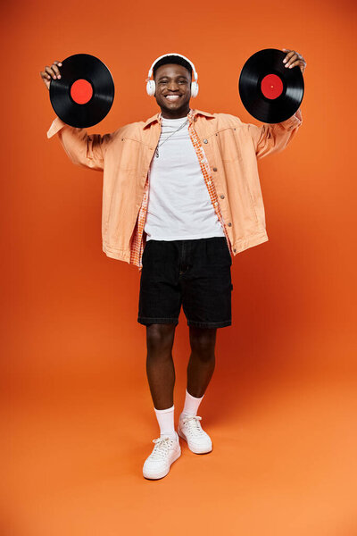 Молодой афроамериканец в модном наряде держит два рекорда.