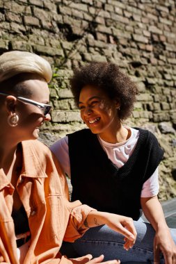 İki farklı kadın, bir kafe randevusunda, yan yana oturup, bir anlık bir bağ paylaşıyorlar..