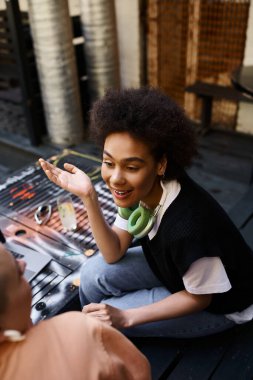 Sohbet eden iki kadın.