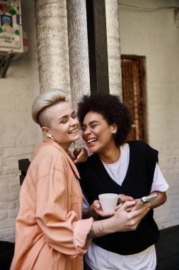 Çeşitli güzel lezbiyenler bir arada duruyorlar..