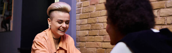 Две различные женщины, сидящие в разговоре.