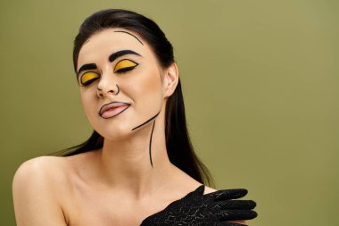 Çekici esmer bir kadın pop sanatları makyajı yapıyor ve siyah eldivenler giyiyor..