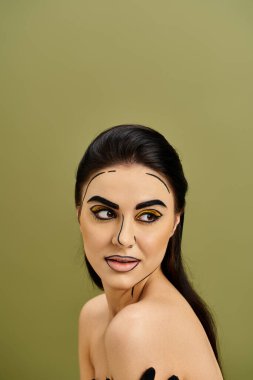 Popüler sanata benzeyen makyaj yapan, yüzünü sahte bir maskeyle gizleyen ve siyah eldiven giyen güzel esmer bir kadın..