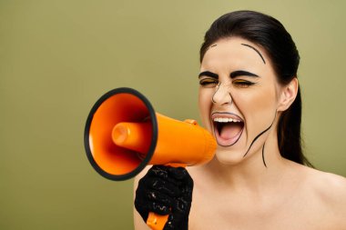 Pop sanat makyajlı esmer kadın elinde siyah eldivenlerle megafon tutuyor. Kalın renkler, sahte yüz, güçlü mesaj.