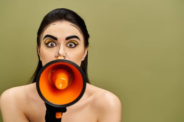 Pop sanat makyajlı esmer kadın megafonu tutuyor, mesajını güçlendirmeye hazır..