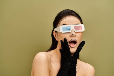 Siyah eldivenler ve pop sanat makyajı yapan esmer bir kadın, görünüşüne 3 boyutlu gözlüklerle biraz cazibe katıyor..